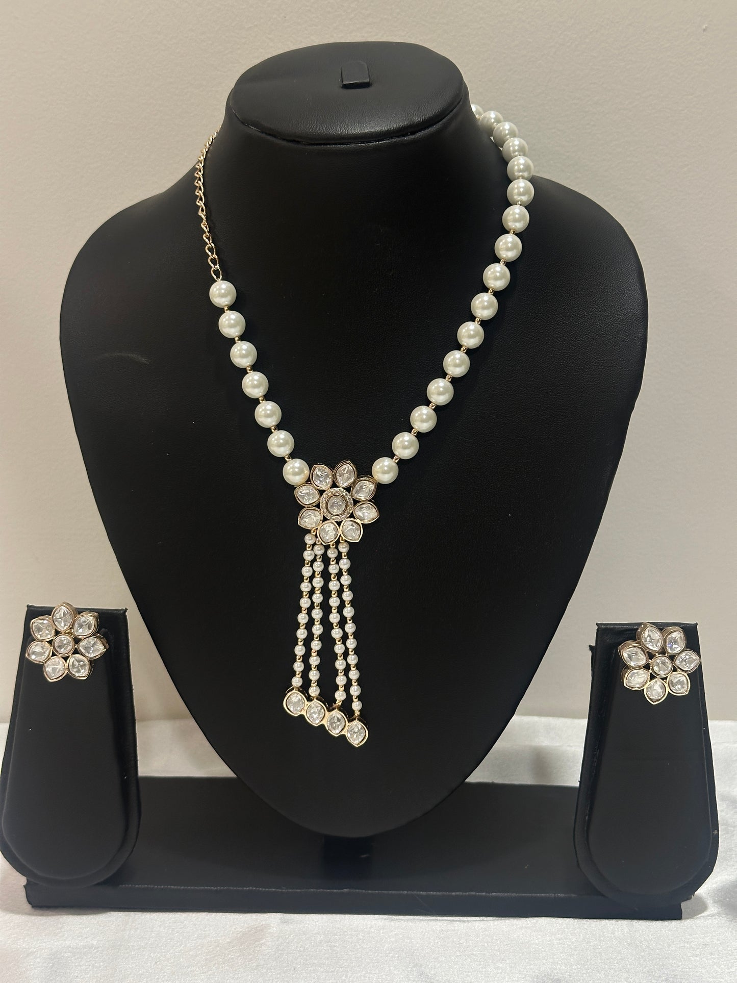 Asymmetry Pearl–Moissanite Set